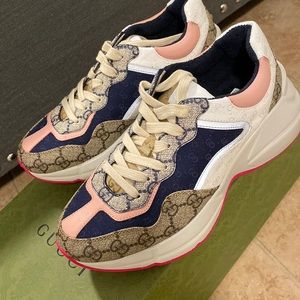 WOMEN’S GUCCI RHYTON (GG CANVAS)